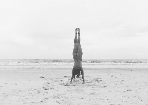 Ex-BBB Bella Maia tira tudo na praia e ainda planta bananeira