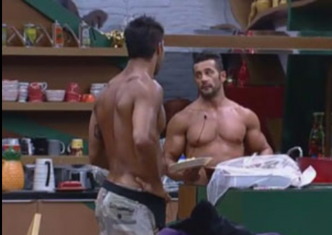 Beto e Marcos ficam indignados ao saber que peoas fizeram xixi no ofurô