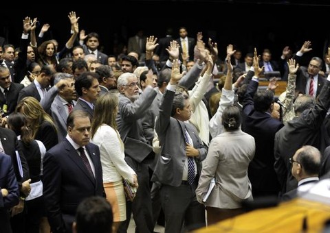 Câmara  aprova PEC da Bengala e tira de Dilma direito de indicar 5 ministros para o STF