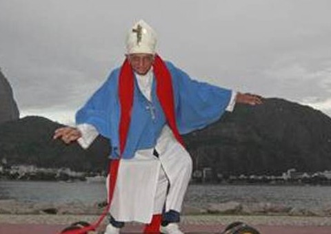 'Papa Bento XVI brasileiro' morre fantasiado em bloco de carnaval no Rio