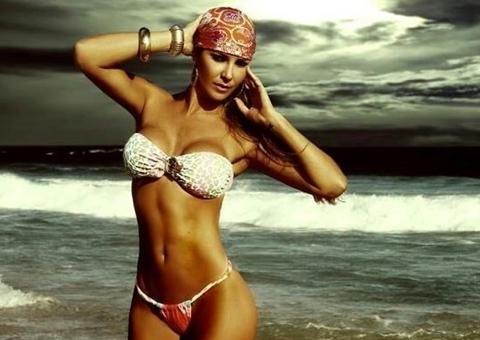 Loira do 'Zorra Total' mostra curvas esculturais em ensaio