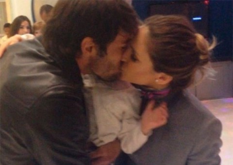 Kaká e Carol Celico afastam boatos de separação com beijo em festa