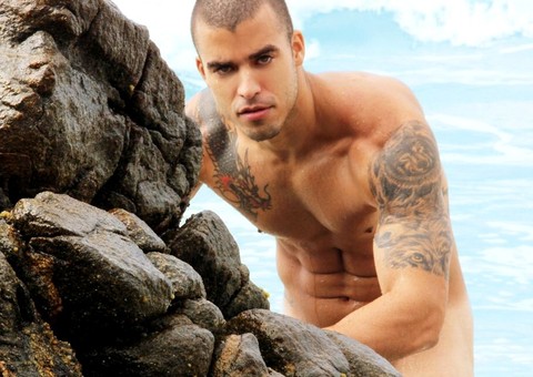  Morenaço tira a cueca e posa na praia