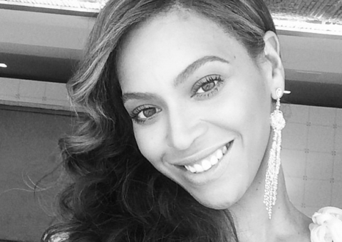 Beyoncé está apagando tatuagem que fez para o marido