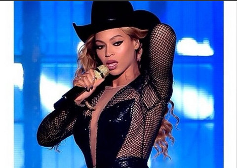 Vídeo de Beyoncé fazendo playback bomba na web