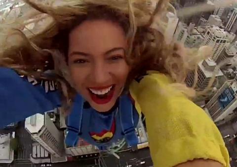  Beyoncé pula de torre de 328 metros e divulga vídeo