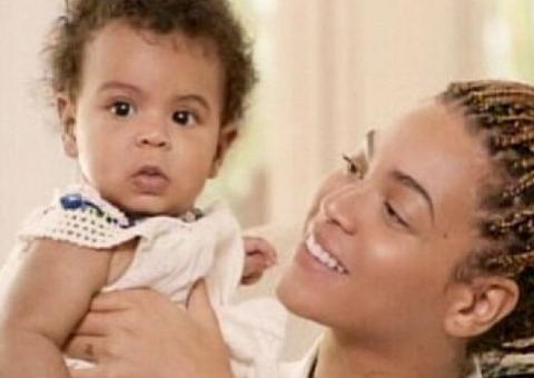   Beyoncé aparece em foto com a filha, Blue Ivy