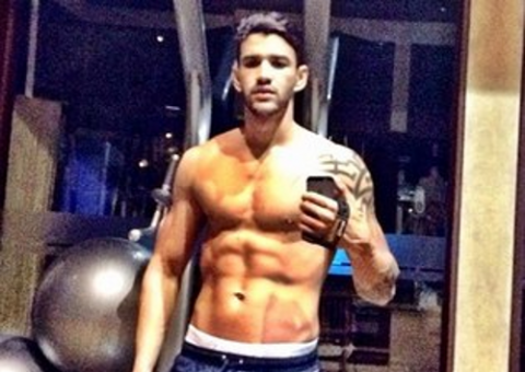 Gusttavo Lima exibe corpo sarado