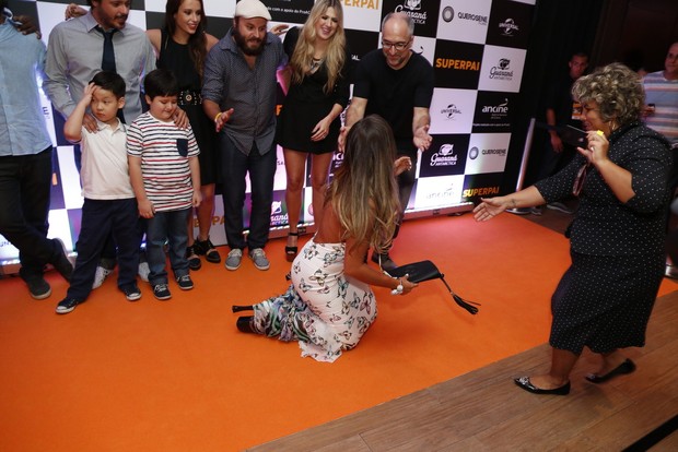 Nicole Bahls pisa em vestido e cai durante pré-estreia de filme