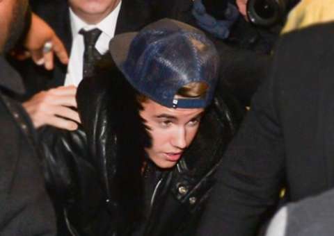 Justin Bieber vai parar da delegacia novamente