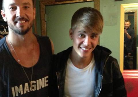  Justin Bieber tenta virar bom exemplo, estuda Bíblia e presta serviço comunitário