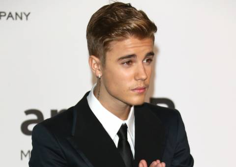 Depois de acusações de racismo, Justin Bieber se batiza e passa a estudar a Bíblia