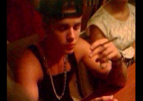  Justin Bieber é novamente flagrado fumando maconha com suposta nova namorada