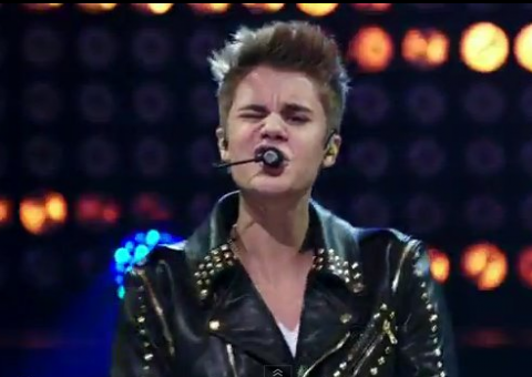 Aos risos, Justin Bieber faz xixi em cozinha de restaurante. Veja