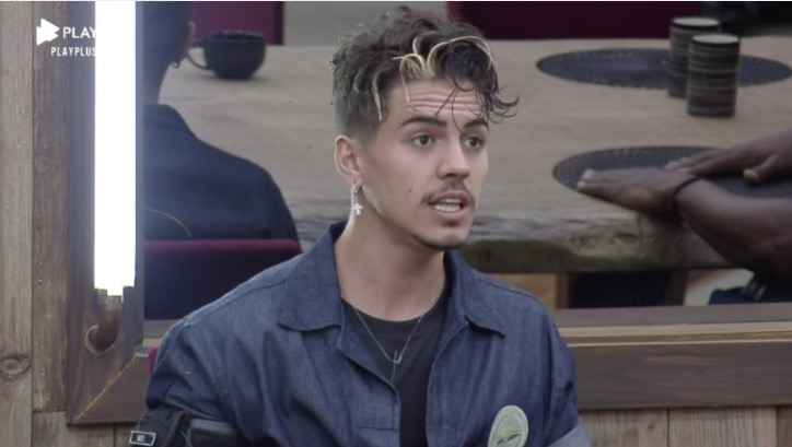 Carro de som com recado para Biel é barrado por seguranças da Record