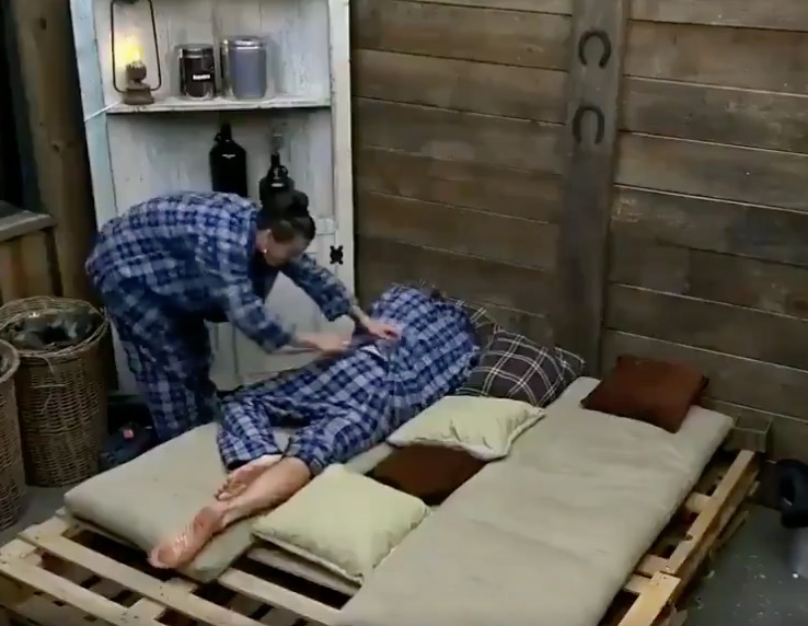 A Fazenda: Biel abre as nádegas e dá dedada em Cartolouco; vídeo