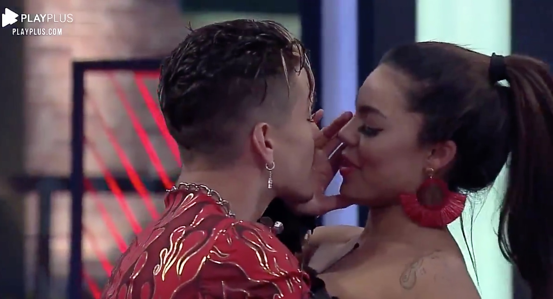 No meio da pista, Biel e Tays surpreendem com beijaço quente