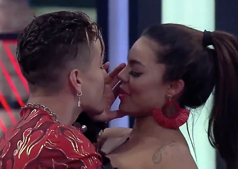 No meio da pista, Biel e Tays surpreendem com beijaço quente