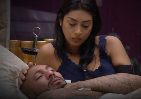 Amanda não se conforma com fora e faz nova proposta: "Mora comigo?"