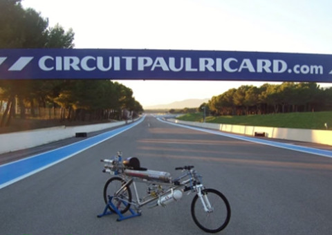 Bicicleta vence corrida contra Ferrari 