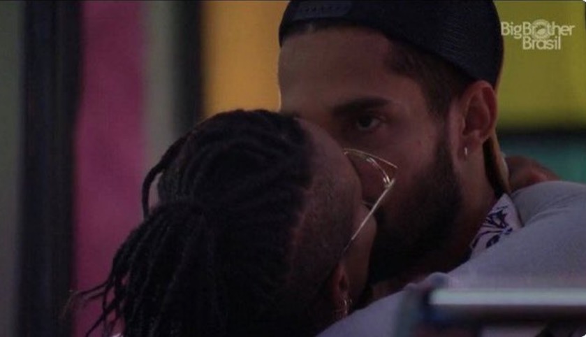 BBB21: Bil dá fora em Karol, sister força e os dois trocam beijos