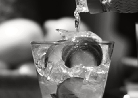 Avó abandona criança de cinco anos e vai beber