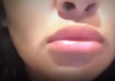 Garota ensina como deixar os lábios maiores; não tente em casa