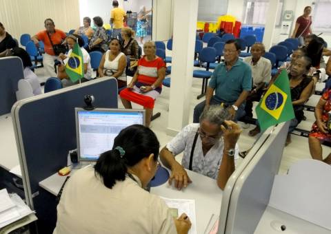 Manaus Previdência convoca retardatários para recadastramento