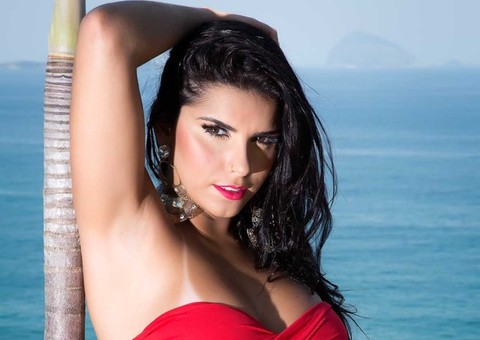 Bianca Leão, Rainha da Porto da Pedra, mostra marquinha em ensaio sensual