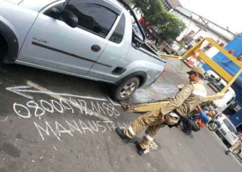 Manaustrans faz blitz no centro e guincha veículos infratores