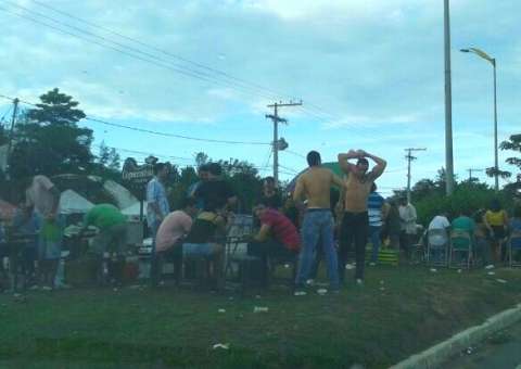 Blitz na avenida do Turismo faz cinco flagrantes