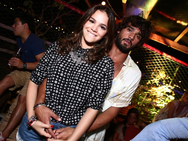 Acabou Marquezine! Marlon Teixeira é visto com loira em boate