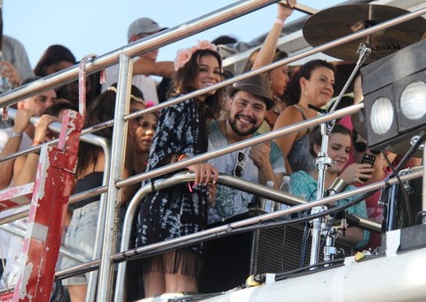 Bruna Marquezine curte trio elétrico em Salvador com amigos famosos
