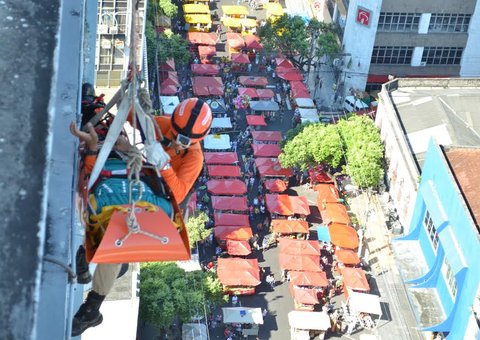 Bombeiros resgatam vítimas de prédio em chamas  durante salvamento simulado