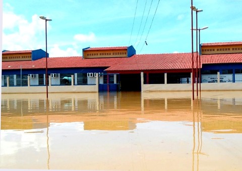 Enchente paralisa atividade escola 10 escolas em Boca do Acre