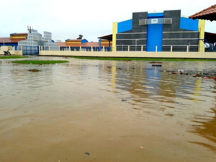 Enchente paralisa atividade escola 10 escolas em Boca do Acre