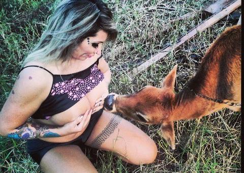 Sabrina Boing Boing amamenta vaca e repercute internacionalmente
