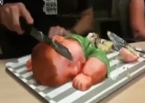 Homem "cortando cabeça" de bebê gera polêmica 