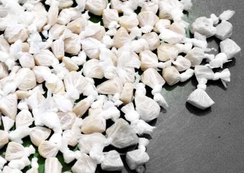 Mulher é presa com drogas no Jorge Teixeira, após denúncias anônimas