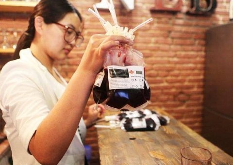 Restaurante serve bolsas de sangue aos clientes