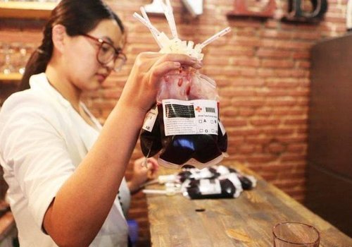 Restaurante serve bolsas de sangue aos clientes