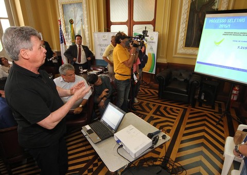 7,2 mil ganham bolsa idiomas.Veja lista