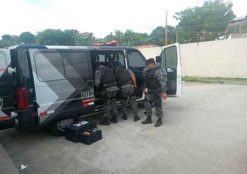 Polícia tenta desarmar suposta bomba em escola. Aulas suspensas