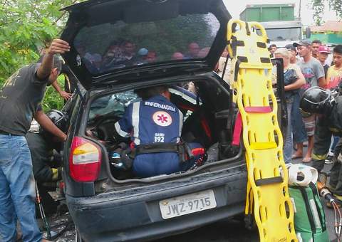 Bruno perde o controle do carro, atinge caminhão e fica preso nas ferragens em Manaus