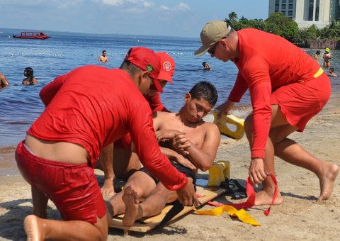 Bombeiros fazem salvamento simulado em Praia de Manaus