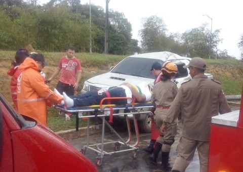 Hilux colide em poste de energia e uma pessoa fica ferida