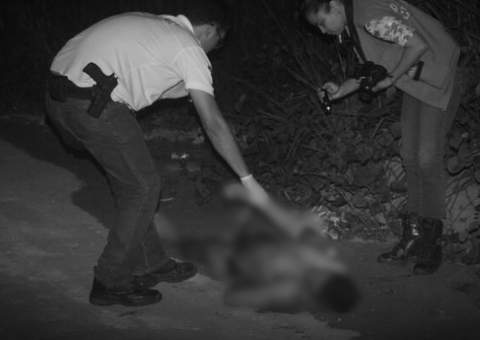 Em suposta perseguição, homem é cravado de balas e encontrado morto em Manaus