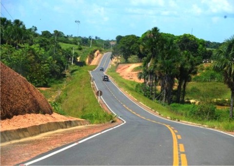 Ônibus capota com 39 pessoas a bordo
