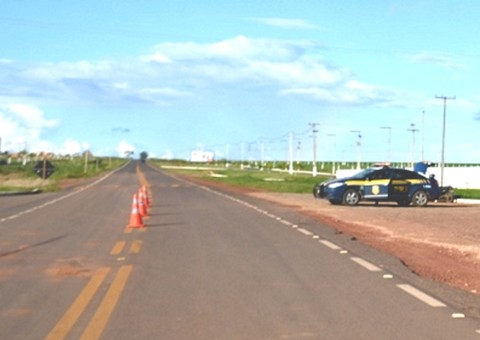 Carro com destino à Boa Vista capota na BR-174 com 4 pessoas