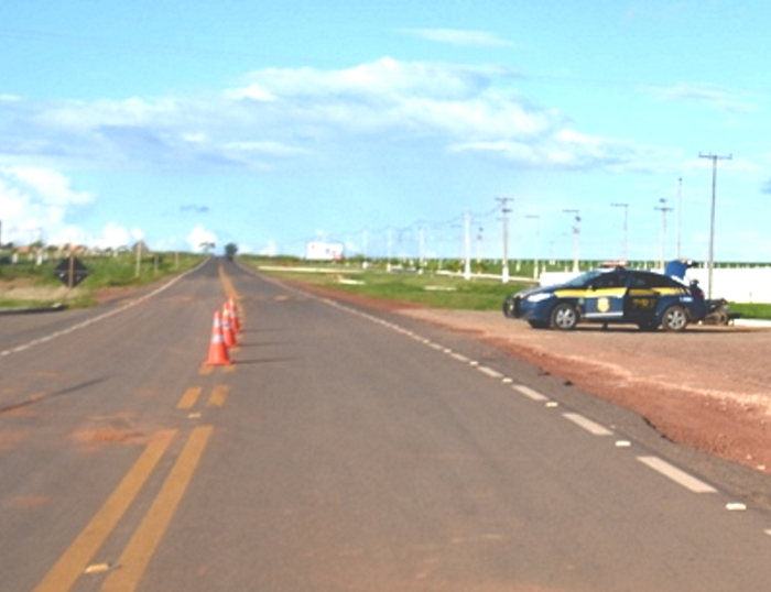 Carro com destino à Boa Vista capota na BR-174 com 4 pessoas